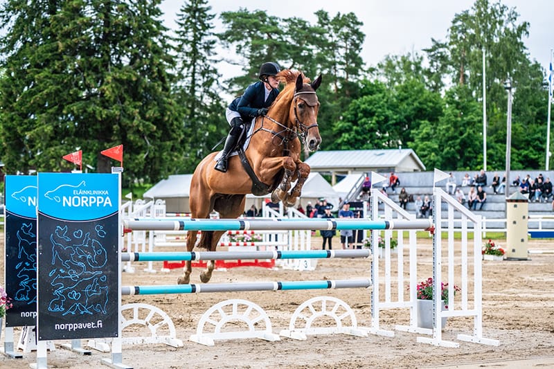Janna Huhtanen lauantain 135 cm voittoon, sarjakilpailuiden voittajat ratkotaan sunnuntaina